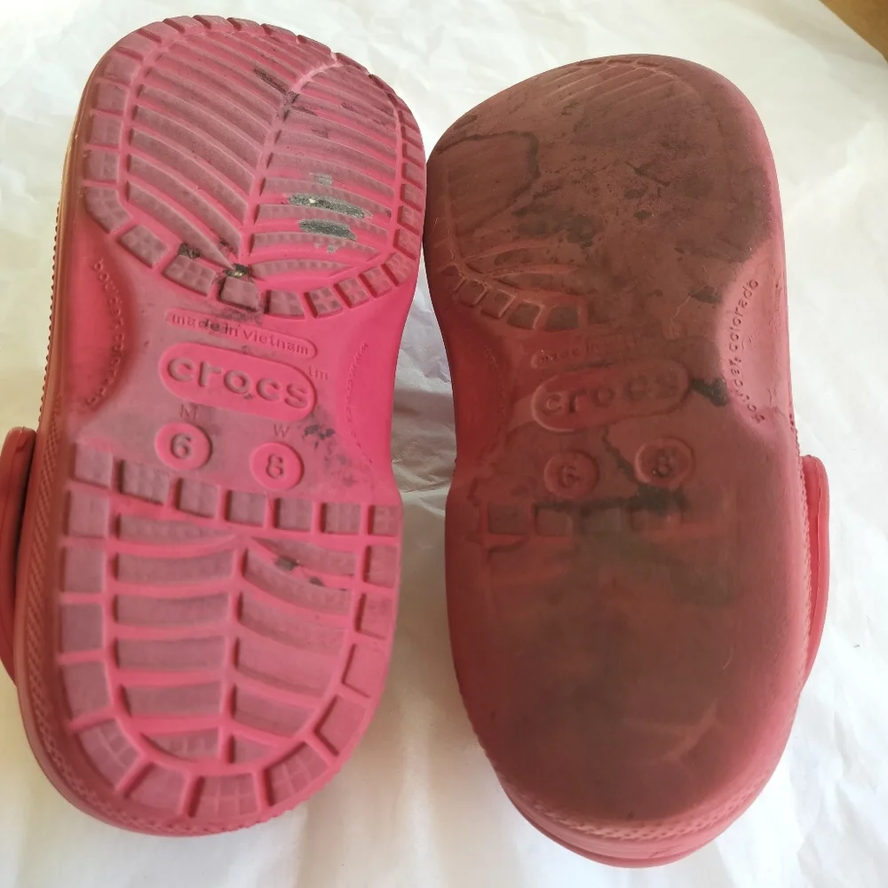Crocs Red Clogs Size Men's 6/ Women's 8 with Soccer Charms